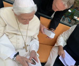 Papa emeritus Benedikt XVI. und Erzbischof Georg Gänswein erhalten die Kerze der JOSEFSFREUNDE